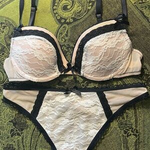 Gillian & O’Malley Lacey  Cream & Blk.Bra and pantie set. 32 A & (S)